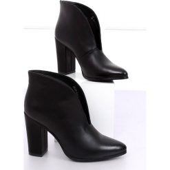 Botki z wycięciem czarne RB38P Black. Czarne botki damskie ButyModne, ze skóry ekologicznej, klasyczne, bez obcasa, bez zapięcia. W wyprzedaży za 179.00 zł.