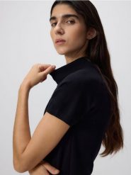 Sweter z wiskozą - czarny. Czarne swetry damskie Reserved, l, bez wzorów, z dzianiny, bez kołnierzyka, bez ramiączek, bez kaptura. W wyprzedaży za 49.99 zł.
