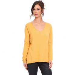 Sweter "Talia" w kolorze musztardowym. Żółte swetry damskie Cosy Winter, ze splotem. W wyprzedaży za 181.95 zł.