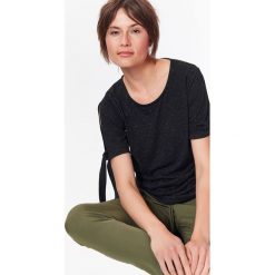 T-SHIRT DAMSKI Z DZIANINY Z BŁYSZCZĄCĄ NITKĄ, Z ROZCIĘCIAMI I WIĄZANIEM NA RĘKAWACH. T-shirty damskie TOP SECRET. W wyprzedaży za 34.99 zł.