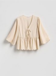 Bluzka z lyocellem - beżowy. Brązowe bluzki damskie Reserved, l, bez wzorów, z lyocellu, bez kołnierzyka, bez ramiączek. Za 119.99 zł.