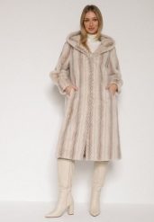 Jasnobeżowy Płaszcz Futerko w Pionowy Wzór z Kapturem Cahroris. Brązowe płaszcze damskie Born2be, l, bez wzorów, z dzianiny, eleganckie, z kapturem. Za 299.99 zł.