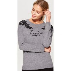 Sweter z koronkową aplikacją - Szary. Szare swetry damskie Mohito, z koronki. Za 89.99 zł.
