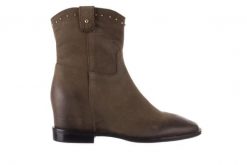 Botki Bayla-170 2126 Oliwkowe Botki, Skóra naturalna - 40. Zielone botki damskie Bayla, na jesień, z nubiku, bez obcasa, na koturnie, bez zapięcia. W wyprzedaży za 134.10 zł.