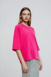 Bluza z krótkimi i szerokimi rękawami fuksjowa. Bluzy damskie MOODO, l, bez wzorów, z bawełny, bez kaptura. Za 89.99 zł.