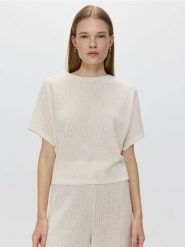 T-shirt ze strukturalnej dzianiny - złamana biel. T-shirty damskie Reserved, l, bez wzorów, z bawełny, bez kołnierzyka. W wyprzedaży za 49.99 zł.