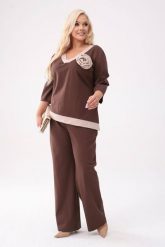 Elegancki komplet Adriana w odcieniach brązu - bluzka + długie spodnie PLUS SIZE XXL OVERSIZE. Brązowe bluzki damskie Moda Size Plus Iwanek, plus size, bez wzorów, z materiału, biznesowe, bez kołnierzyka, plus size, bez ramiączek. W wyprzedaży za 299.90 zł.