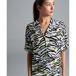 Koszula oversize w piżamowym stylu - Kremowy. Koszule damskie marki Cropp. Za 59.99 zł.