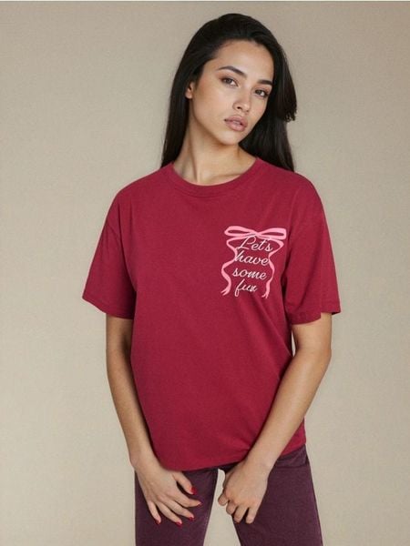 Bawełniana koszulka z nadrukiem na plecach - bordowy. Czerwone t-shirty damskie Sinsay, l, bez wzorów, z bawełny, bez kołnierzyka. Za 25.99 zł.