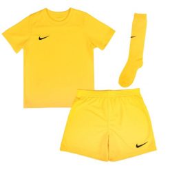 T-shirt sportowy z krótkim rękawem chłopięcy Park 20 Little Kids Set. Żółte t-shirty dla chłopców Nike, bez wzorów, z materiału, bez ramiączek. Za 149.99 zł.