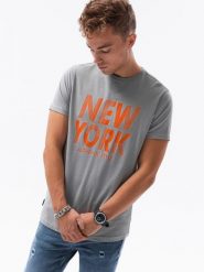T-shirt męski z nadrukiem - szary V-24A. Szare t-shirty męskie Ombre Clothing, m, bez wzorów, z bawełny, klasyczne, bez kołnierzyka. W wyprzedaży za 29.99 zł.