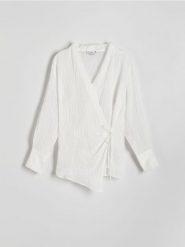 Kopertowa bluzka z wiązaniem - biały. Białe bluzki damskie Reserved, l, bez wzorów, z lyocellu, bez kołnierzyka, bez ramiączek. W wyprzedaży za 49.99 zł.