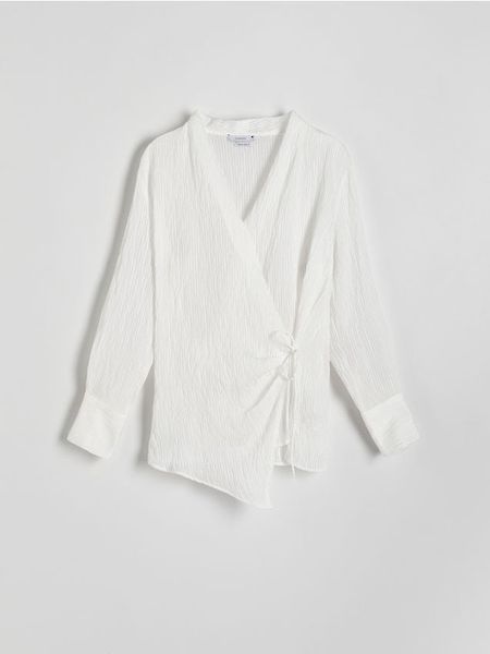 Kopertowa bluzka z wiązaniem - biały. Białe bluzki damskie Reserved, l, bez wzorów, z lyocellu, bez kołnierzyka, bez ramiączek. W wyprzedaży za 49.99 zł.