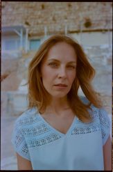 Bluzka z bawełny z koronką błękitna. Niebieskie bluzki damskie MOODO, l, bez wzorów, z bawełny, bez kołnierzyka, bez ramiączek. Za 59.99 zł.