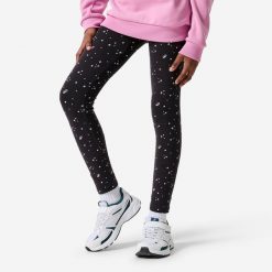 Legginsy dziecięce. Czarne legginsy dla dziewczynek Decathlon, bez wzorów, z bawełny. Za 29.99 zł.