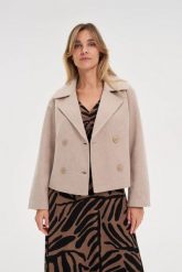 Krótki beżowy płaszcz. Brązowe kurtki damskie MOODO, l, bez wzorów, z poliesteru, krótkie, bez kaptura. Za 219.99 zł.