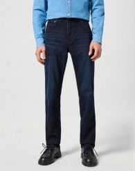 WRANGLER MĘSKIE SPODNIE JEANSOWE GREENSBORO DEEP BLUE BLACK 112355019 W15Q017421. Czarne jeansy męskie Wrangler. Za 209.99 zł.