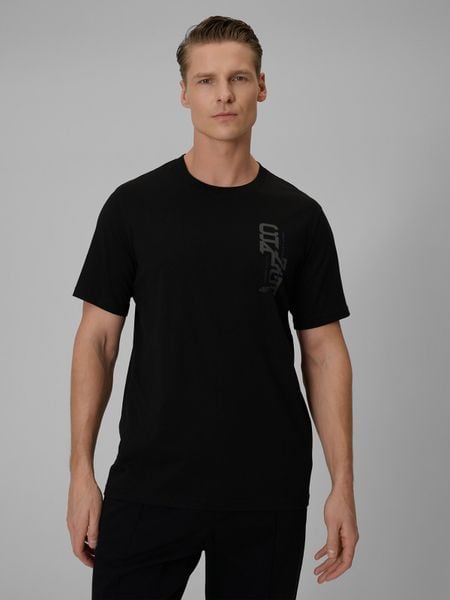 4F T-shirt regular z nadrukiem męski - czarny M. Czarne t-shirty męskie 4f, m, bez wzorów, z bawełny, bez kołnierzyka. W wyprzedaży za 39.99 zł.