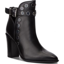 Botki BRONX - 33998-A BX 1217 Black 01. Czarne kozaki damskie Bronx, ze skóry, bez obcasa. W wyprzedaży za 359.00 zł.