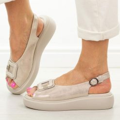 Złote skórzane sandały damskie Cambell 07339. Żółte sandały damskie Cambell, z aplikacjami, z jeansu, bez obcasa, na platformie, bez zapięcia. Za 219.00 zł.