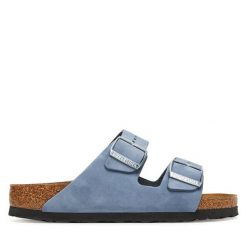 Klapki Birkenstock. Niebieskie klapki damskie Birkenstock, bez wzorów, bez obcasa. Za 399.99 zł.
