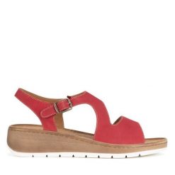 Sandały Lasocki. Czerwone sandały damskie Lasocki, bez wzorów, bez obcasa, na płaskiej podeszwie, bez zapięcia. Za 149.99 zł.