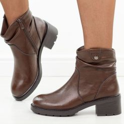 Brązowe skórzane botki damskie Jezzi 24172-10. Brązowe botki damskie Jezzi, na jesień, z jeansu, eleganckie, z okrągłym noskiem, bez obcasa, bez zapięcia. Za 319.00 zł.
