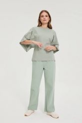 Bluzka z szerokimi rękawami oliwkowa. Zielone bluzki damskie MOODO, l, bez wzorów, z bawełny, bez kołnierzyka, bez ramiączek. Za 49.99 zł.