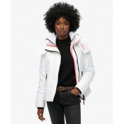 Kurtka przeciwwiatrowa z kapturem na góry. Białe kurtki damskie Superdry., bez wzorów, z kapturem. W wyprzedaży za 508.45 zł.