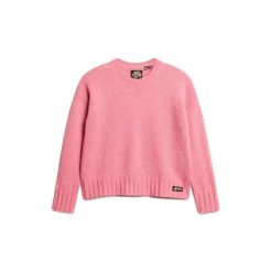 Damski sweter z okrągłym dekoltem Superdry Essential. Czerwone swetry damskie Superdry., na zimę, bez wzorów, bez kołnierzyka, bez ramiączek, bez kaptura. Za 269.60 zł.