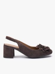 Ciemnobrązowe czółenka bez pięty slingback z kwiatem. Brązowe czółenka damskie Ryłko, z aplikacjami, ze skóry, z okrągłym noskiem, bez obcasa, na obcasie, bez zapięcia. Za 399.99 zł.