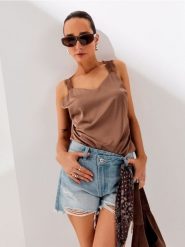 Szorty jeansowe z asymetryczną talią mid waist i bandaną - niebieski. Niebieskie szorty damskie Sinsay, bez wzorów, z jeansu. Za 59.99 zł.