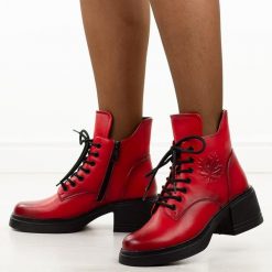 Czerwone skórzane botki damskie Vinceza 39950. Czerwone botki damskie VINCEZA, na jesień, z jeansu, eleganckie, z okrągłym noskiem, bez obcasa, na płaskiej podeszwie, bez zapięcia. Za 299.00 zł.