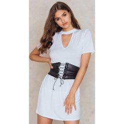 Boohoo Sukienka gorsetowa typu T-Shirt - White. Białe t-shirty damskie Boohoo, w paski, z chokerem. W wyprzedaży za 30.29 zł.