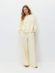 Gładka bluza z bawełną - kremowy. Białe bluzy damskie Reserved, l, bez wzorów, z bawełny, bez kaptura. Za 89.99 zł.