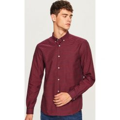 Koszula regular fit w paski - Czerwony. Czerwone koszule męskie Reserved, w paski. W wyprzedaży za 49.99 zł.