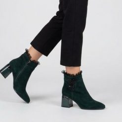 Botki damskie S. Barski, skórzane bogato zdobione na obcasie i na zamek, zielone, MR52-127. Zielone kozaki damskie S.BARSKI, z lakierowanej skóry, bez obcasa, na obcasie. Za 339.99 zł.