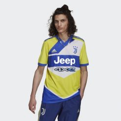 Trzecia koszulka Juventus Turin 2021/22. Niebieskie koszulki sportowe męskie Adidas, m, bez wzorów, bez kołnierzyka, bez ramiączek, do piłki nożnej. W wyprzedaży za 350.95 zł.