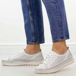 Białe ażurowe skórzane półbuty damskie Jezzi 8704. Białe półbuty damskie Jezzi, na jesień, w ażurowe wzory, z jeansu, casualowe, z okrągłym noskiem, bez obcasa, na płaskiej podeszwie, bez zapięcia. Za 229.00 zł.