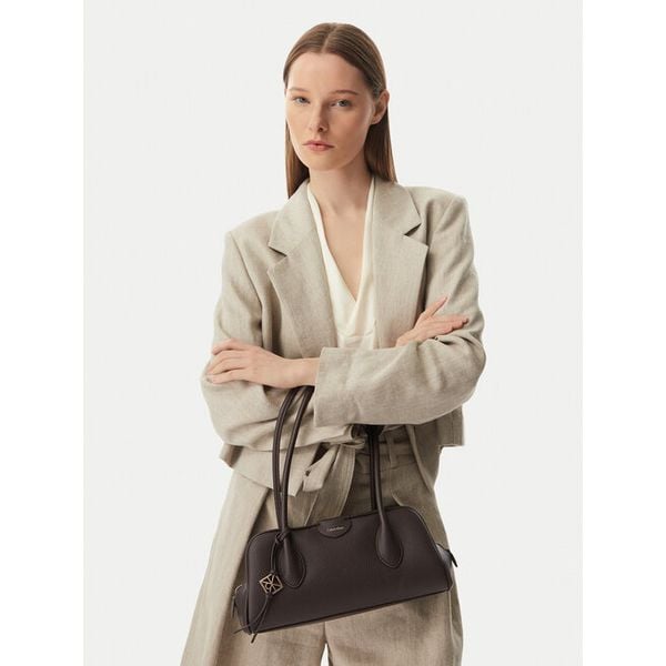 Torebka Calvin Klein. Brązowe torebki do ręki damskie Calvin Klein, bez wzorów, klasyczne, bez dodatków. Za 649.99 zł.