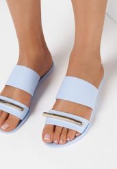 Niebieskie Klapki Caesips. Niebieskie klapki damskie Born2be, z aplikacjami, glamour, bez obcasa, na płaskiej podeszwie. Za 29.99 zł.