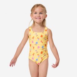 Strój jednoczęściowy kąpielowy dla malucha Nabaiji Julia. Żółte stroje kąpielowe dla dziewczynek Decathlon, bez wzorów, z elastanu. Za 39.99 zł.