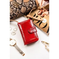 Portfel lakierowany Peterson PTN PH31-1-R czerwony. Czerwone portfele damskie Peterson, bez wzorów, z lakierowanej skóry. Za 89.99 zł.