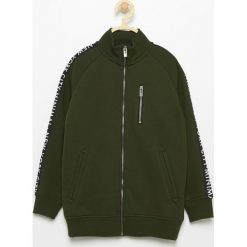 Bluza z nadrukiem na plecach - Khaki. Bluzy dla chłopców Reserved, z nadrukiem. W wyprzedaży za 39.99 zł.