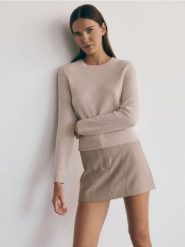 Wełniany sweter - beżowy. Brązowe swetry damskie Reserved, l, bez wzorów, z wełny, bez kołnierzyka, bez ramiączek, bez kaptura. W wyprzedaży za 139.99 zł.