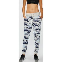 Nike Sportswear - Spodnie. Szare spodnie sportowe damskie Nike Sportswear, z bawełny. W wyprzedaży za 159.90 zł.