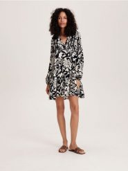 Sukienka z wiskozy - czarny. Czarne sukienki damskie Reserved, l, bez wzorów, z tkaniny, bez kołnierzyka, bez ramiączek, maxi. Za 229.99 zł.