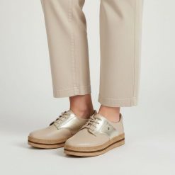 Półbuty damskie Armodo, cholewka ze skóry naturalnej gładkiej z metaliczną wstawką klasyczne sznurowanie zaokrąglony nosek gruba warstwowa podeszwa w. Żółte półbuty damskie Armodo, bez wzorów, ze skóry, klasyczne, bez obcasa, bez zapięcia. Za 359.00 zł.