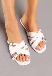Białe Klapki ze Splecionymi Paskami i Sprzączkami Deonee. Białe klapki damskie Renee, bez wzorów, ze splotem, eleganckie, bez obcasa, na płaskiej podeszwie. Za 49.99 zł.
