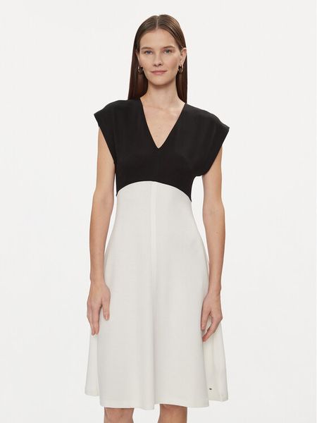 Tommy Hilfiger Sukienka koktajlowa Shiny Interlock V-Nk Ns Knee Drs WW0WW40731 Écru Slim Fit. Sukienki damskie Tommy Hilfiger, s, bez wzorów, z wiskozy, wizytowe, bez kołnierzyka, bez ramiączek. Za 479.99 zł.